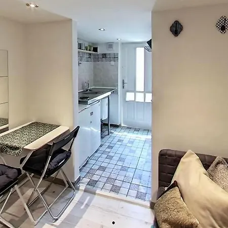 Cute In Center. Capsule Apartment! Lägenhet *