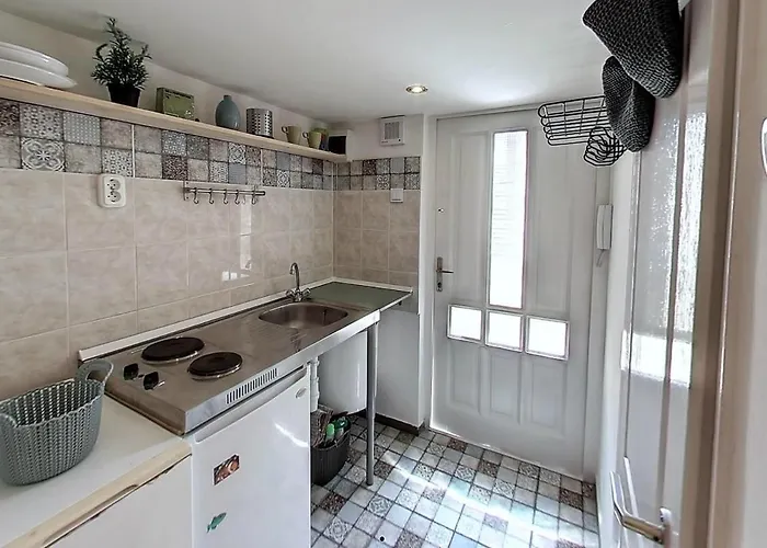 Cute In Center. Capsule Apartment! * بودابست